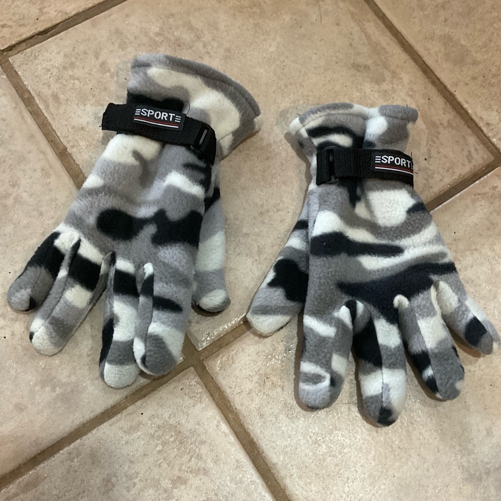 FREE with purchase: Sport black, grey, white fleece gloves with velcro at wrist. - Picture 8 of 8